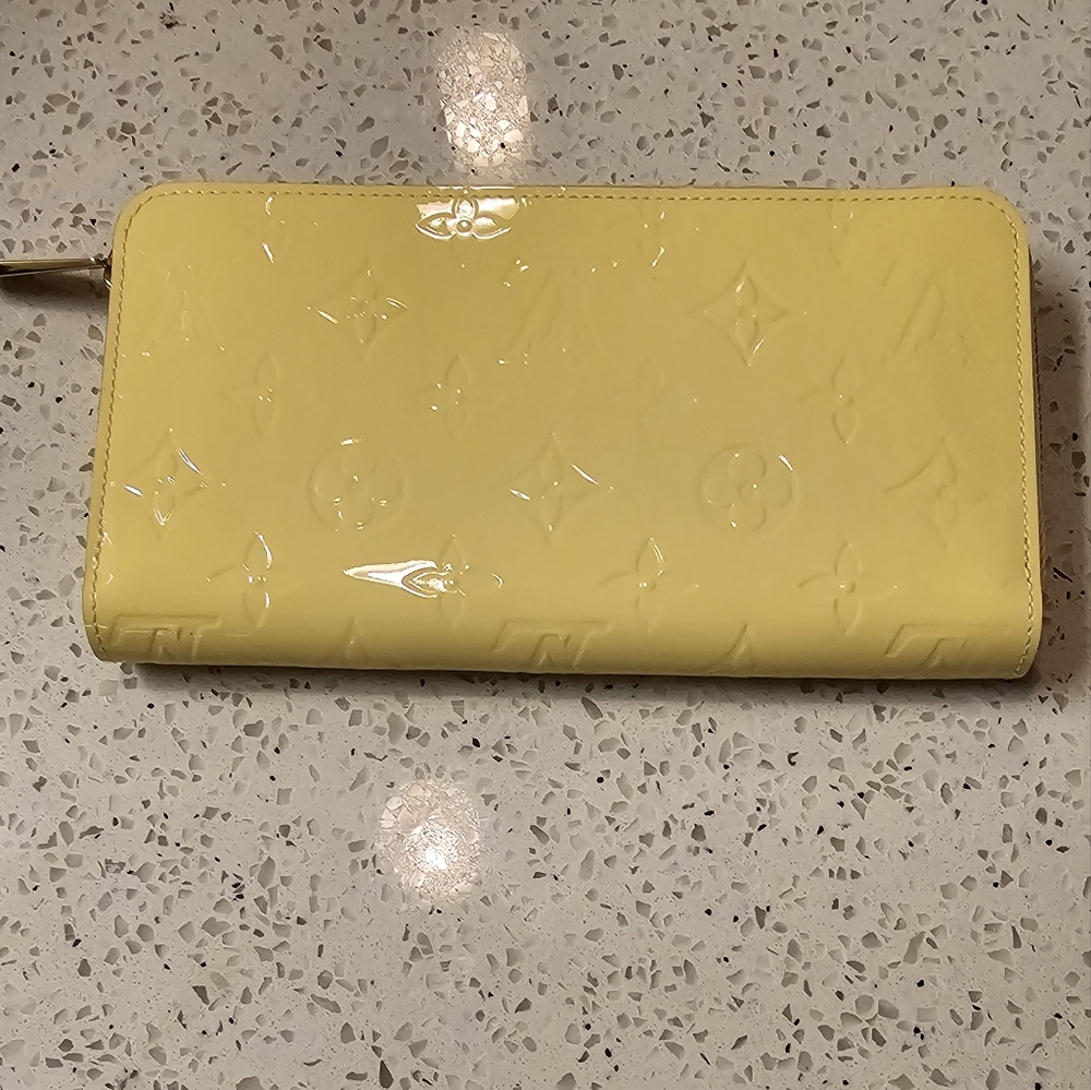 Authentic Louis Vuitton Zippy Wallet Epi Leather Pistache Yellow New!